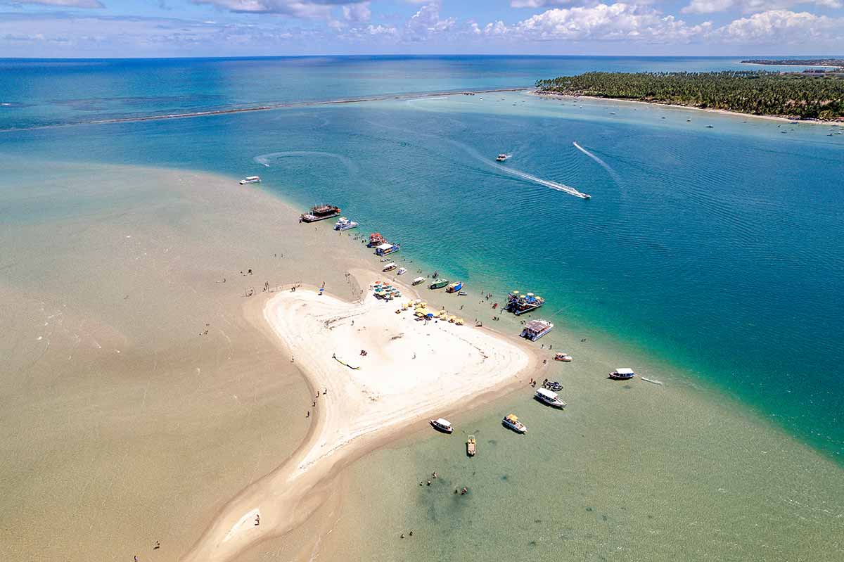 Passeios de embarcação pelas praias próximas a Carneiros