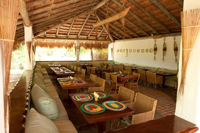 A Praia de Carneiros, em Pernambuco, oferece diversas opções de restaurantes que proporcionam experiências gastronômicas memoráveis com a brisa do mar e paisagens paradisíacas. Muitos estabelecimentos combinam boa comida com estruturas de lazer para um dia completo à beira-mar